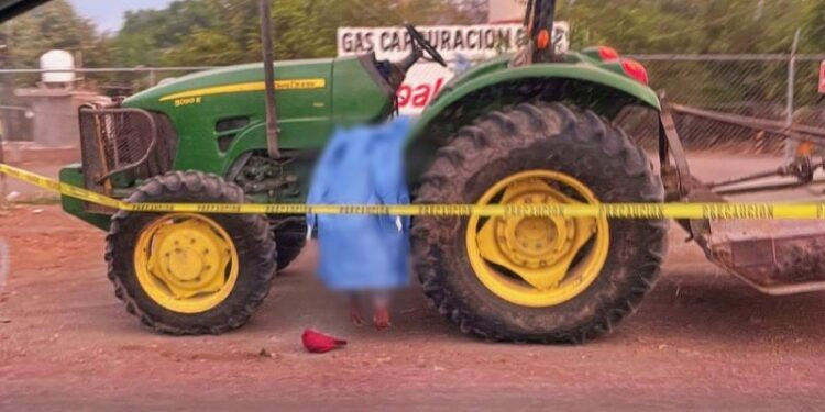 Se desvanece al manejar un tractor en Apatzingán