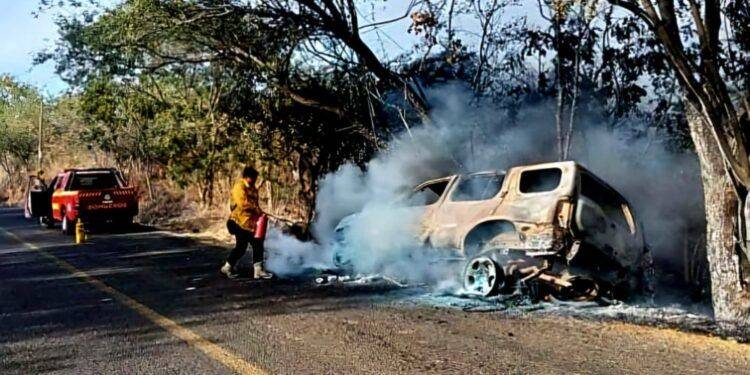 Se incendia camioneta en el camino a Acahuato 1 Se incendia camioneta en el camino a Acahuato
