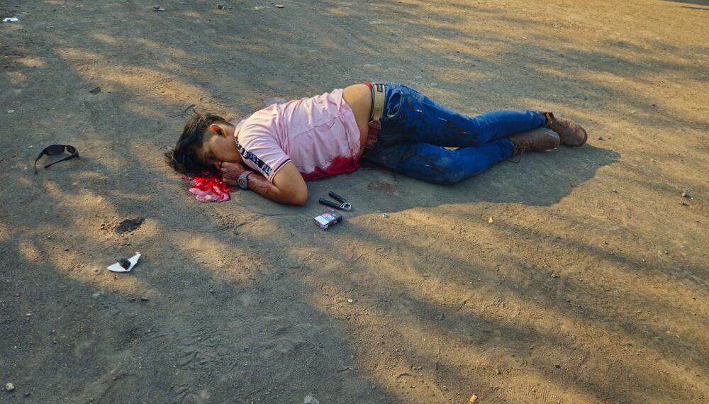 Se incendia camioneta en el camino a Acahuato