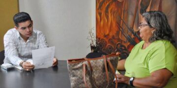 Hugo Molina Continúa Atendiendo A La Población Que Acude A Palacio Municipal