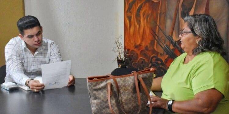 Hugo Molina continúa atendiendo a la población que acude a palacio municipal