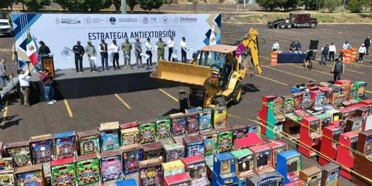 Bedolla arranca destrucción masiva de maquinitas tragamonedas 1 Bedolla arranca destrucción masiva de maquinitas tragamonedas