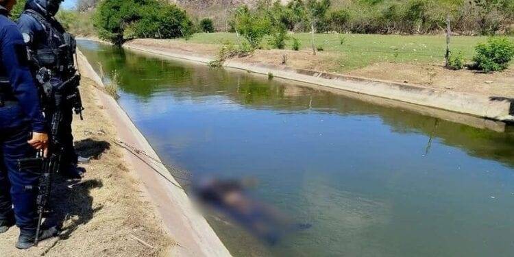 En Coahuayana, hallan cadáver con chaleco táctico en canal de riego 1 Normalistas devuelven mercancía saqueada a unidades comerciales: Iemsysem