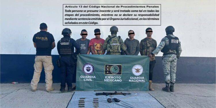 En Apatzingán, Asegurados cuatro presuntos integrantes de célula criminal, tres extranjeros; decomisaron un fusil y municiones 16 4 detenidos Las Colonias - El Día de Michoacán
