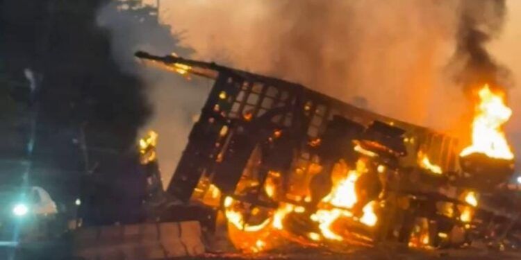 Arde Torton cargado de limón tras sufrir un accidente, su conductor está herido 1 Admite Poder Judicial amparo promovido por el PRI para obligar al Ejército a buscar minas en Michoacán