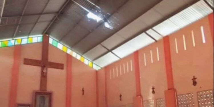 Atacan iglesia con explosivos y rafagas de armas EL ALCALDE - El día de Michoacán