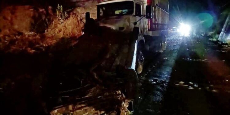 Camión de carga embiste camioneta en Nuevo Coróndiro dejando saldo de un herido grave 1 Tragedia en la carretera Apatzingán-Buenavista: dos muertas y dos heridos tras accidente