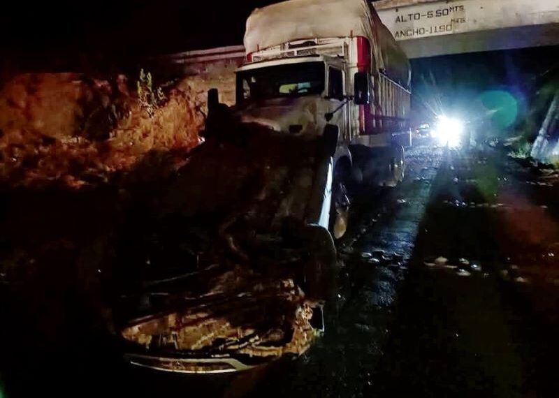 Camion de carga embiste camioneta en Nuevo Corondiro | El Día de Michoacán