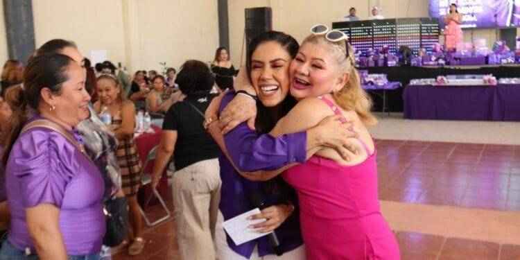 Conmemoran el día internacional de la mujer Fanny Arreola en compañía de mil mujeres