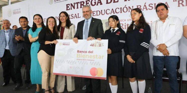 Entrega Bedolla tarjetas de la beca Rita Cetina para 208 mil estudiantes de secundaria 1 Mujeres constructoras de paz, la estrategia que da autonomía económica para prevenir la violencia