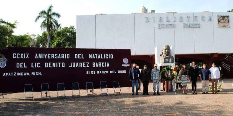 La Presidenta Fanny Arreola, rinde homenaje a Benito Juárez