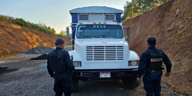 Policía Municipal de Pátzcuaro recupera camión robado 1 Vinculan a proceso a José Alonso “N”, presunto responsable de tentativa de feminicidio, en Zitácuaro