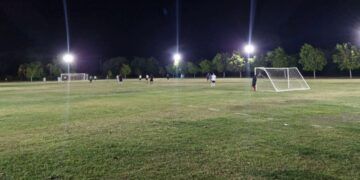 Jefa De Tenencia Y Comité De Cenobio Moreno Instalan Nuevas Lámparas Led En La Cancha De Fútbol 21 Fanny Arreola Lidera Jornada De Limpieza En El Día Mundial Del Agua En Apatzingán