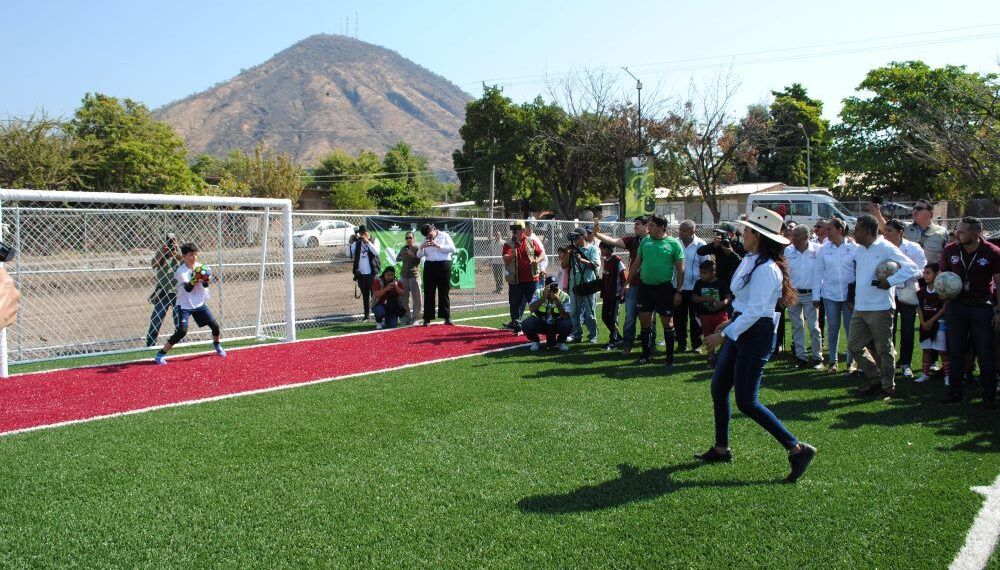 La presidenta Fanny Arreola Tiro el primer Penalti | El Día de Michoacán