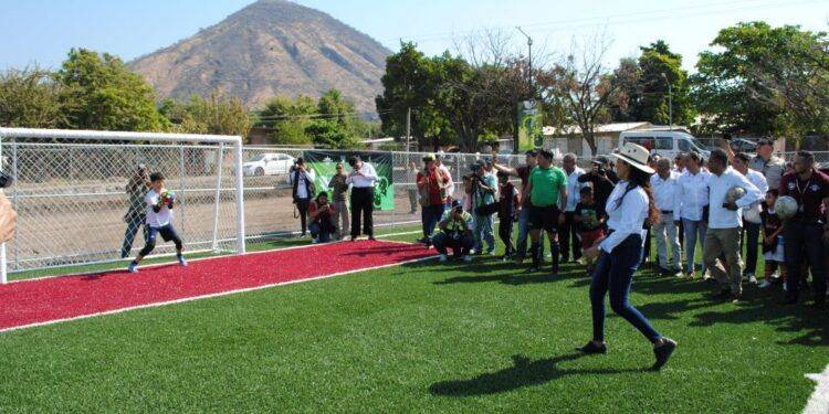 Alfredo Bedolla y Fanny Arreola, Inauguran cancha de futbol 7 en la colonia La Pradera de Apatzingán 1 La presidenta Fanny Arreola Tiro el primer Penalti - El día de Michoacán