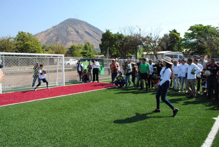 Alfredo Bedolla Y Fanny Arreola, Inauguran Cancha De Futbol 7 En La Colonia La Pradera De Apatzingán
