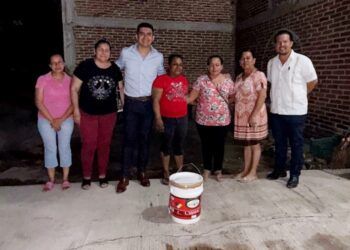 Entrega Cubeta De Pintura Regidor Hugo Molina A La Comunidad De Los Arquitos