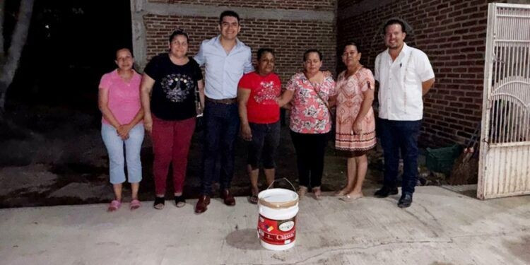 Entrega cubeta de pintura regidor Hugo Molina a la comunidad de Los Arquitos