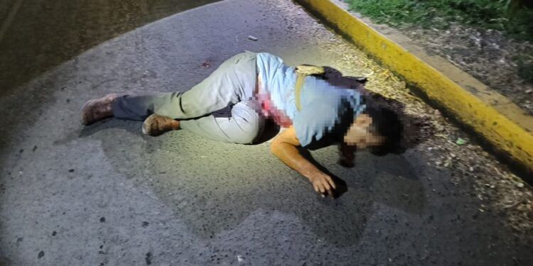 Tiran cadáver en avenida Francisco I. Madero de Apatzingán 1 Tiran cadáver en avenida Francisco I. Madero de Apatzingán