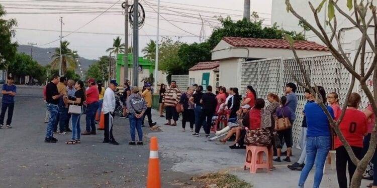 Toma Oposición Civil Pacífica oficinas de la CFE en protesta a los altos cobros de la Energía Eléctrica