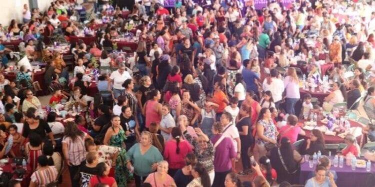 Conmemoran el día internacional de la mujer Fanny Arreola en compañía de mil mujeres