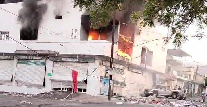 Muere mujer tras incendio en Super Cacho de Apatzingán; otra joven permanece grave 1 Explosión e incendio en el supermercado Cachó’s en Apatzingán deja dos mujeres heridas