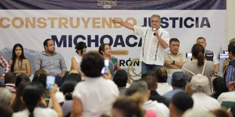 Interrumpen con violencia asamblea informativa del Senador Raúl Morón en Apatzingán