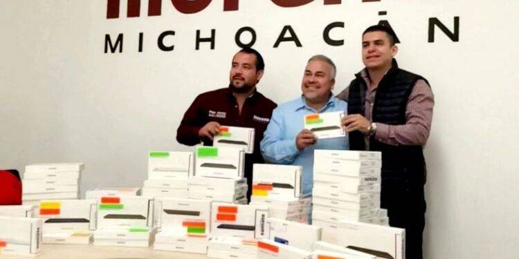 Hugo Molina recibe equipo para fortalecer tareas de afiliación de Morena en Apatzingán