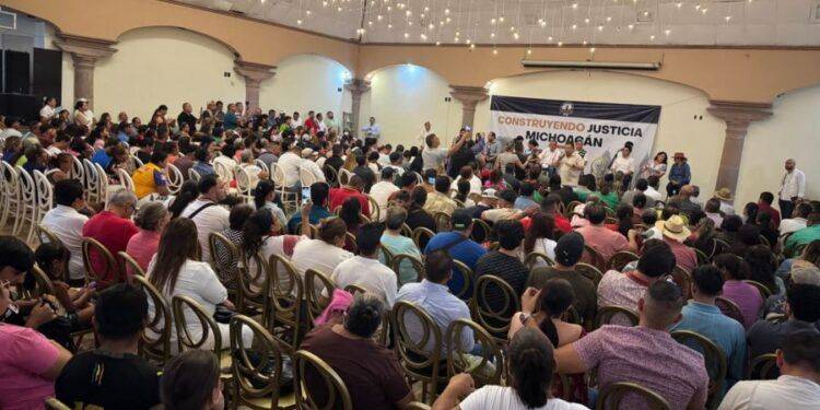 Lamentamos hechos de violencia durante asamblea informativa con Raúl Morón: Cruz Lucatero 1 Interrumpen con violencia asamblea informativa del Senador Raúl Morón en Apatzingán