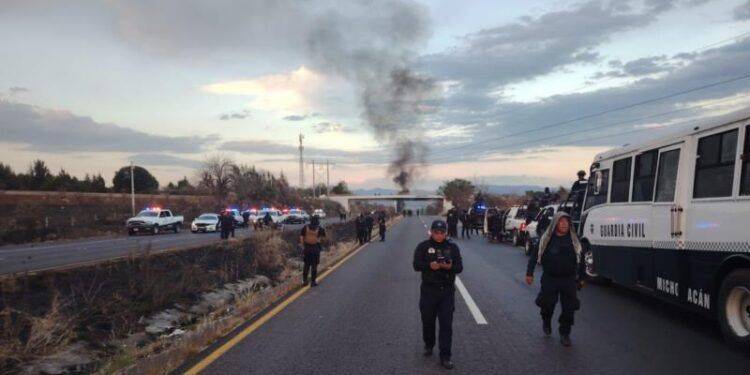 SSP detiene a 12 presuntos normalistas por el bloqueo de vías de comunicación 1 SSP detiene a 12 presuntos normalistas por el bloqueo de vías de comunicación