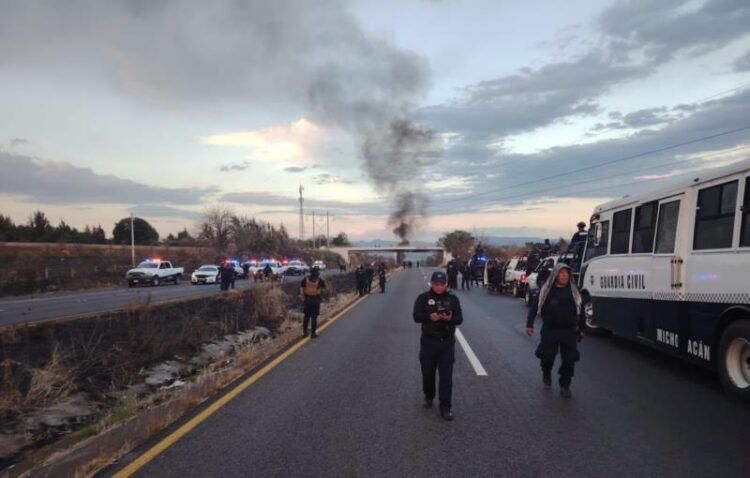 Ssp Detiene A 12 Presuntos Normalistas Por El Bloqueo De Vías De Comunicación