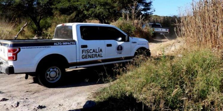 Abandonan dos ejecutados en terracería de Coahuayana 1 dos ejecutados en terraceria de Coahuayana - El día de Michoacán