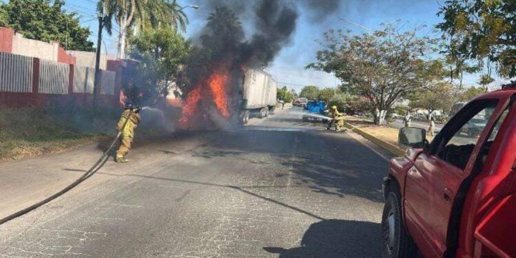 Se incendia tráiler tras una falla mecánica en el motor no hay heridos 1 Inicia, prohibición de chatarra que transformará escuelas de Michoacán: SEE