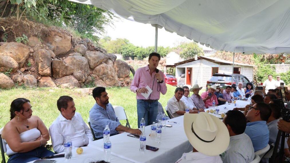 Alfonso Martinez con productores y liderazgos de Taretan | El Día de Michoacán
