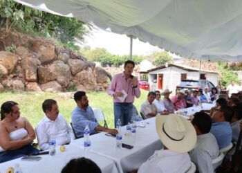 Alfonso Martinez Con Productores Y Liderazgos De Taretan