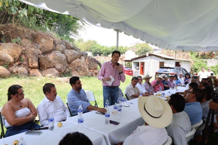 Alfonso Martinez con productores y liderazgos de Taretan | El Día de Michoacán
