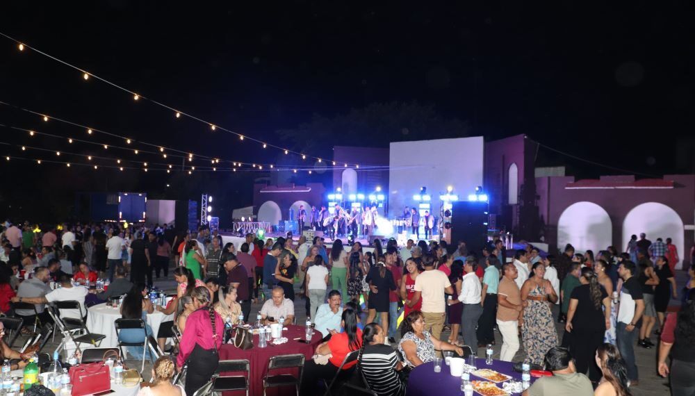 Ayuntamiento de Apatzingán festeja el Día del Maestro