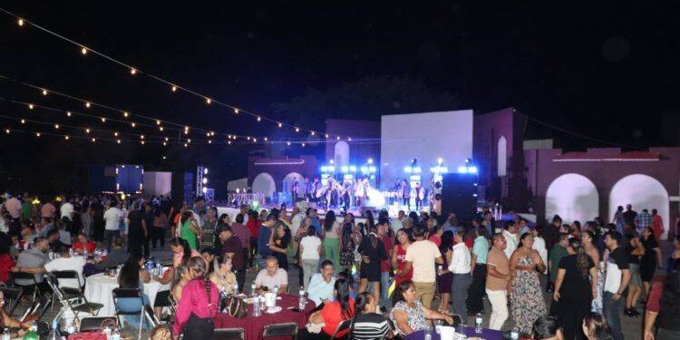 Ayuntamiento de Apatzingán festeja el Día del Maestro