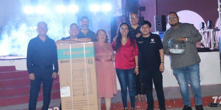 Ayuntamiento de Apatzingán festeja el Día del Maestro