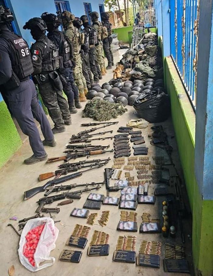 Marina neutraliza a grupo armado con exmilitares colombianos en Huitzontla, Michoacán Armamento decomisado por Marina | El Día de Michoacán