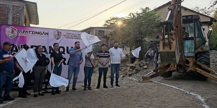 Fanny Arreola Arranca Obra de Pavimentación en Santiago Acahuato 1 Arranque de obra Acahuato - El día de Michoacán