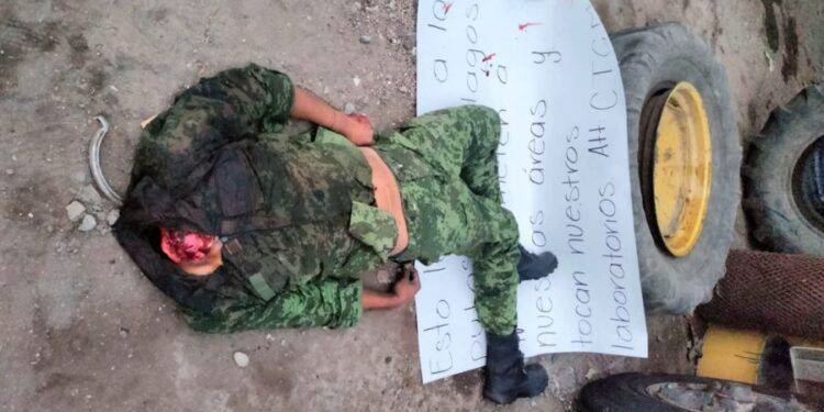 Encuentran cuerpo decapitado con narcomensaje en la Hidalgo de Apatzingán