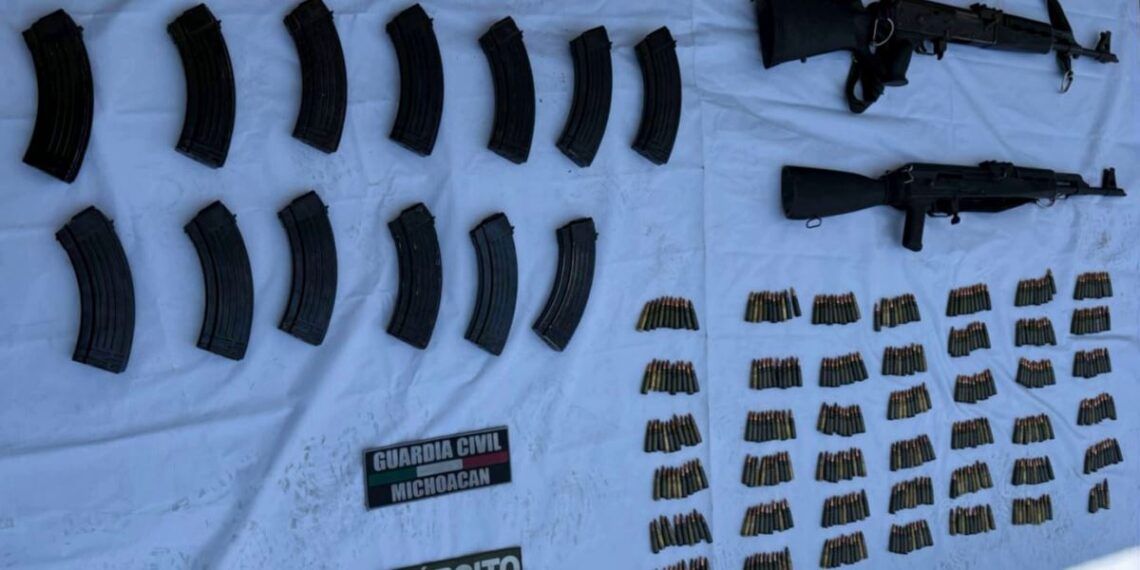 Detienen a 2 sujetos armados en El tepetate de Apatzingán; aseguraron armas y explosivos