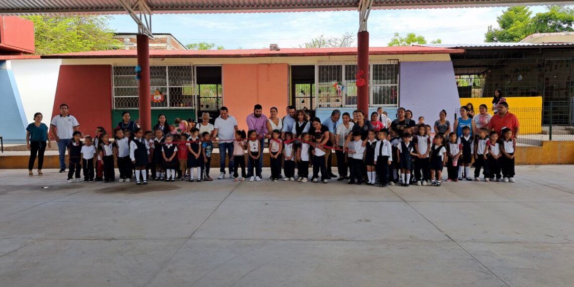 Fanny Arreola Entrega Patio Cívico De Concreto En Preescolar En La Colonia Gertrudis Bocanegra