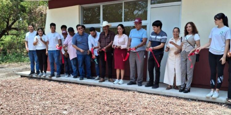 Ayuntamiento de Apatzingán festeja el Día del Maestro
