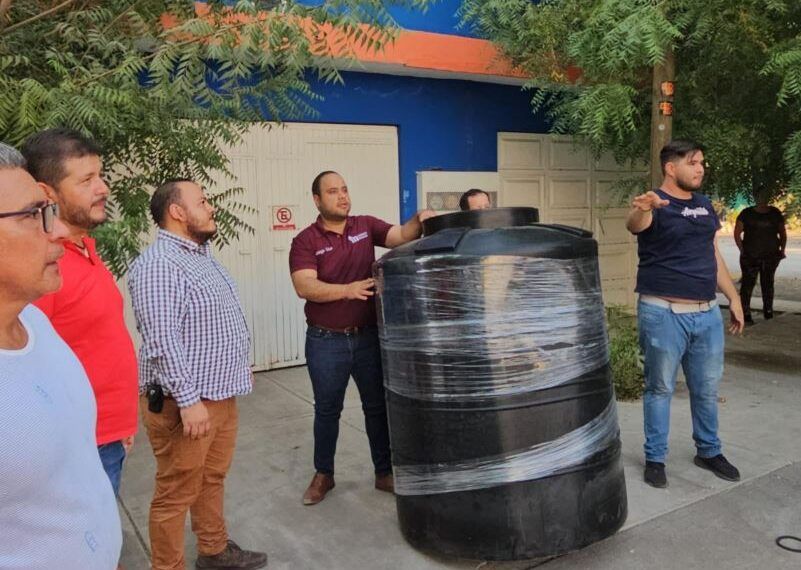 Jorge Cruz Entrega 110 Tinacos Y Tazas De Baño En Apatzingán En Apoyo A La Comunidad