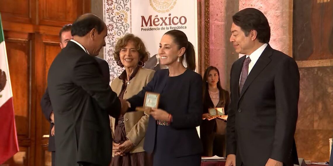 Reconocen A Docente Michoacano Con Medalla “Maestro Altamirano” Por 40 Años De Servicio