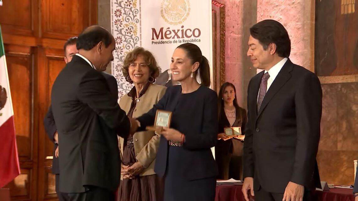 Reconocen a docente michoacano con medalla | El Día de Michoacán