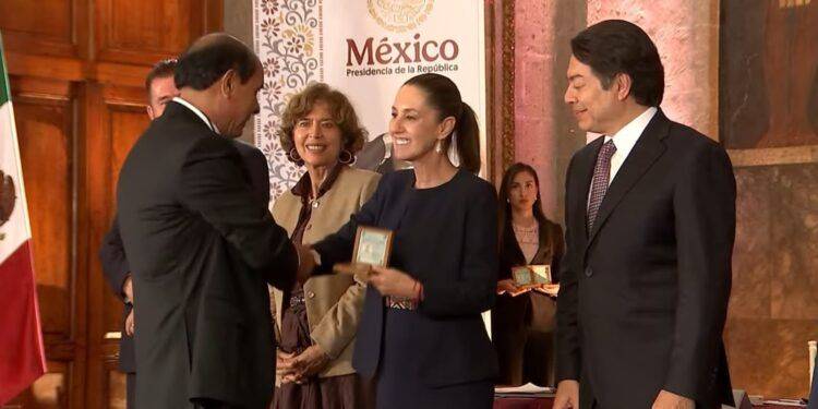 Reconocen a docente michoacano con medalla “Maestro Altamirano” por 40 años de servicio 1 Ayuntamiento de Apatzingán festeja el Día del Maestro
