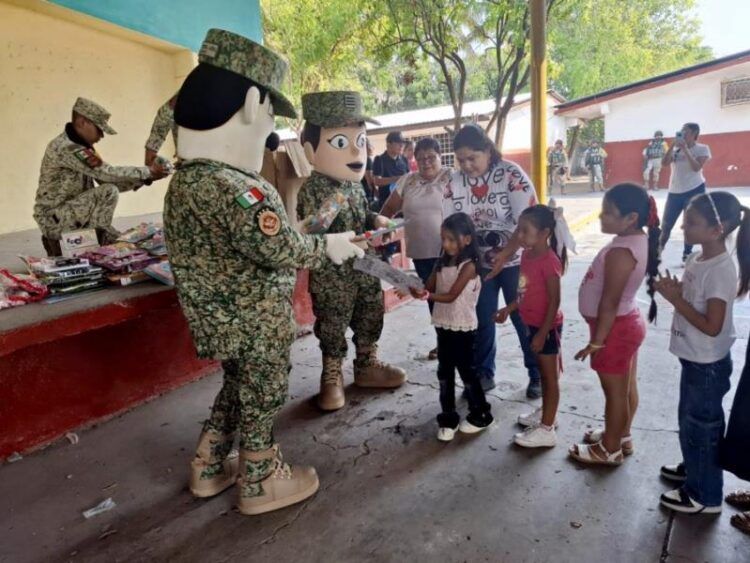 Defensa Reparte Juguetes Y Convive Con La Niñez En Municipios De La Región 21 Recibe Arcelormittal México Distintivo Hecho En México